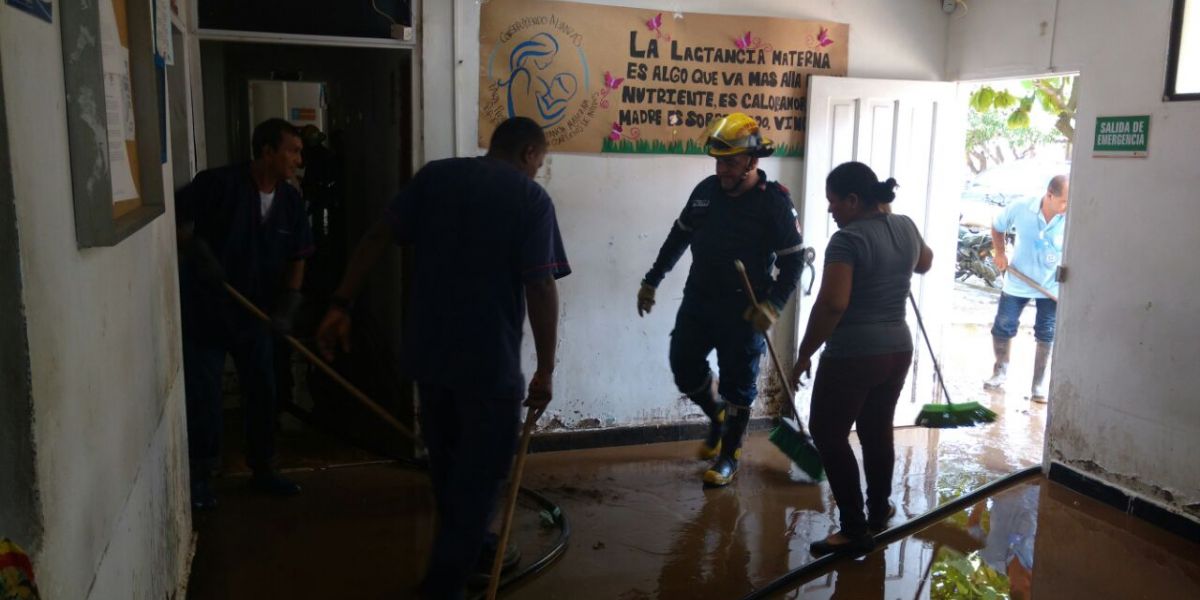 El Cuerpo de Bombero presta la ayuda necesaria en los sectores afectados.