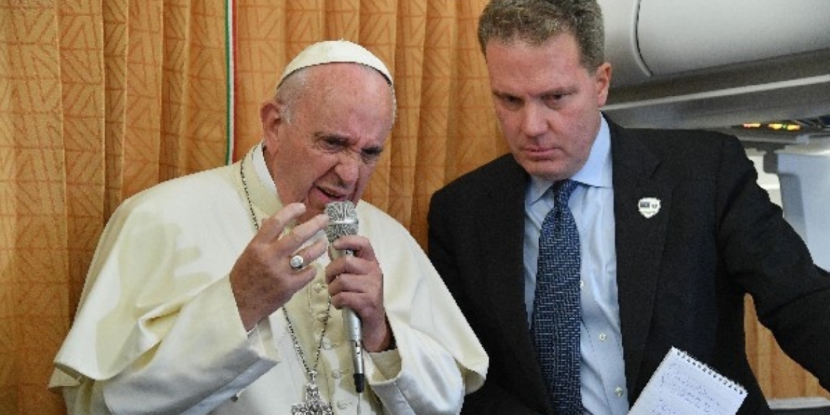 El Papa Francisco y el portavoz del Vaticano, Greg Burke.