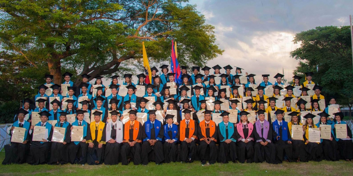 La Plazoleta Los Almendros de la Universidad del Magdalena fue epicentro para la graduación de 572 jóvenes.