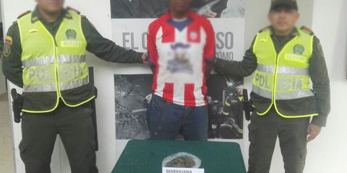 Policía Hombre capturado por porte de estupefacientes