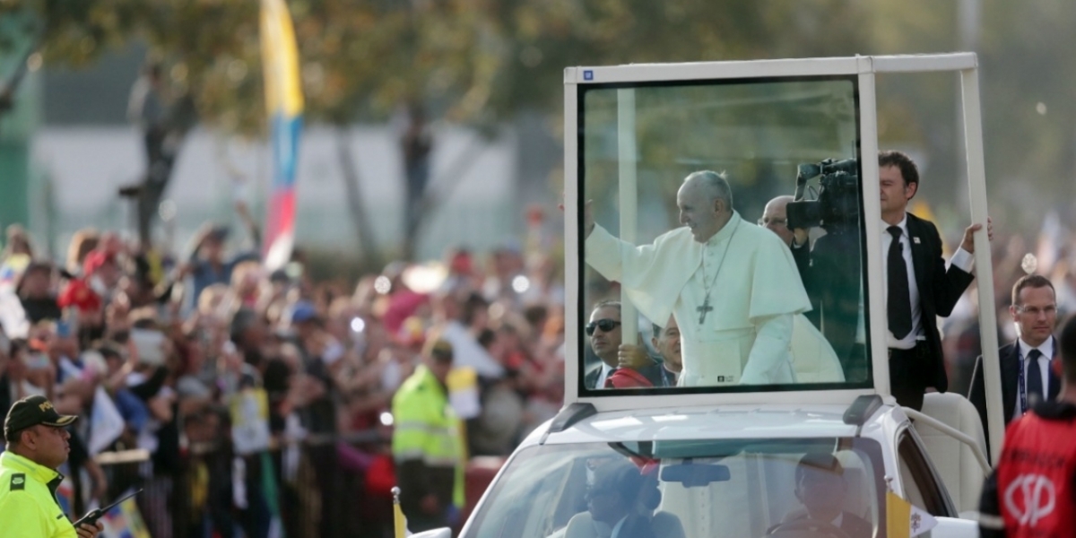 El Papa Francisco (c) saluda durante a fieles en el recorrido que lo lleva desde la base aérea de Catam hacia la Nunciatura Apostólica.