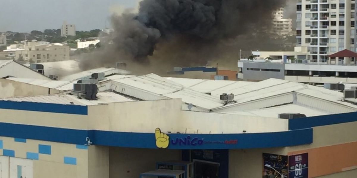 El incendio generó una espesa nube negra sobre gran parte de Barranquilla.