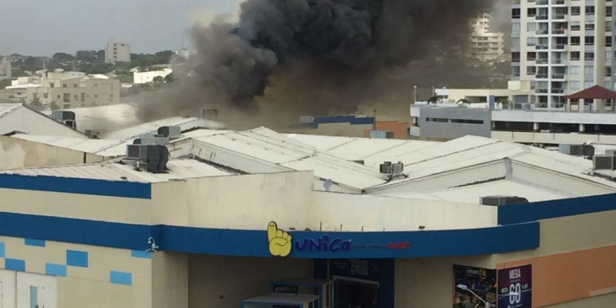 Cortesía El incendio generó una espesa nube negra sobre gran parte de Barranquilla.