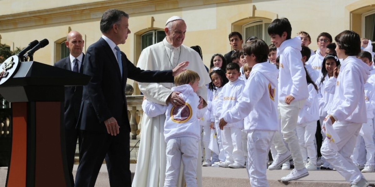 Zonacero.com Esta vez los niños rompieron en protocolo y abrazaron a Papa Francisco.