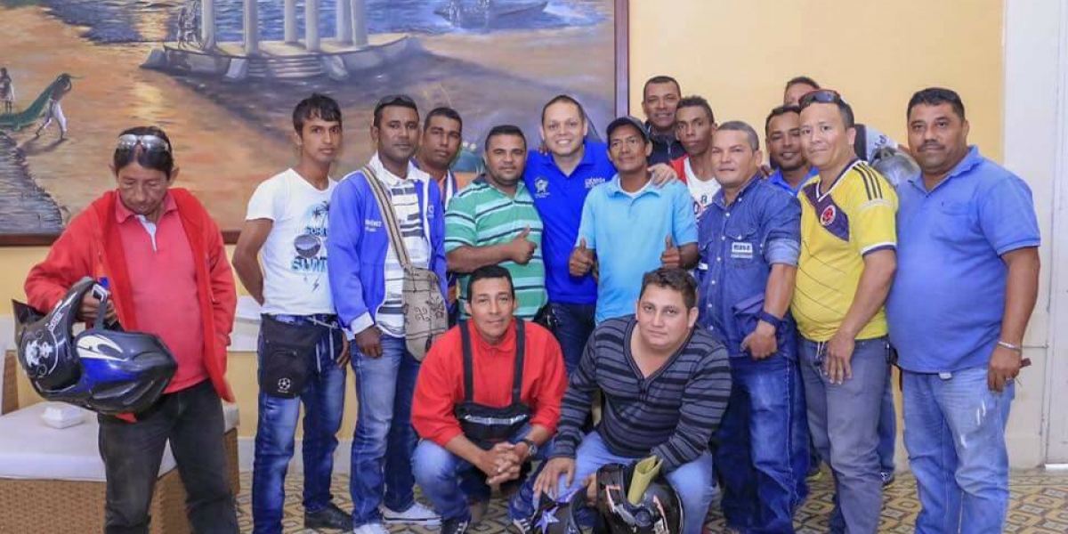 Alcalde y mototaxistas reunidos