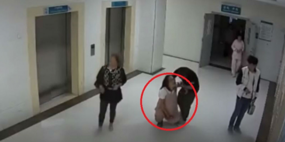 Captura de video. Imagen del momento en que la mujer es atendida.