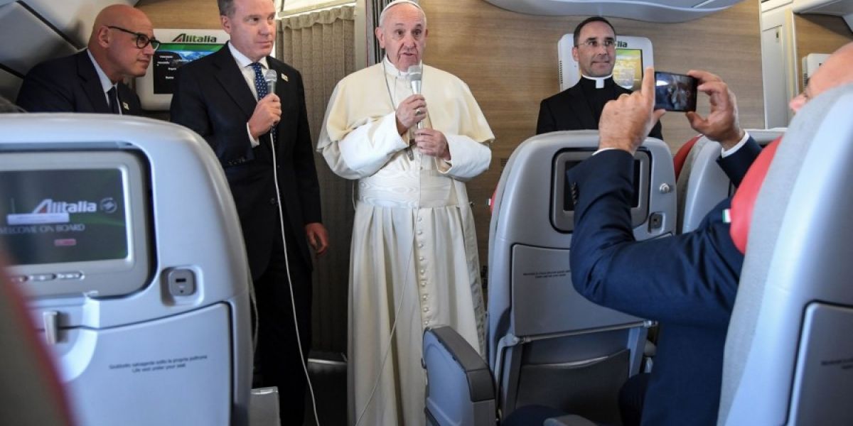 Papa Francisco, en rueda de prensa durante el vuelo de regreso