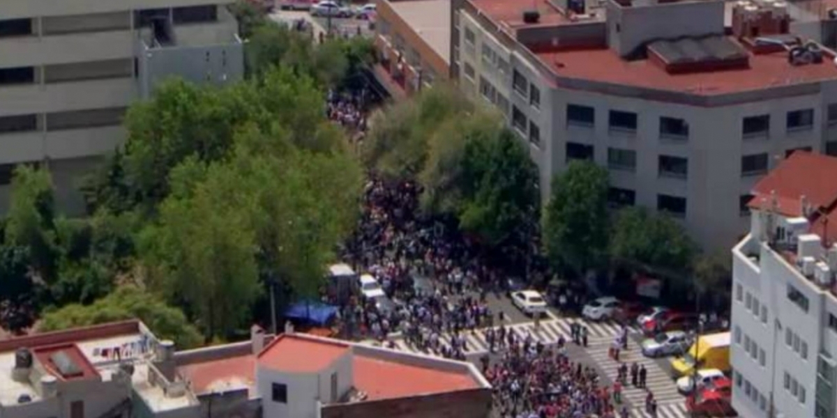 Así se ve la capital de México, la gente saliendo de los edificios.