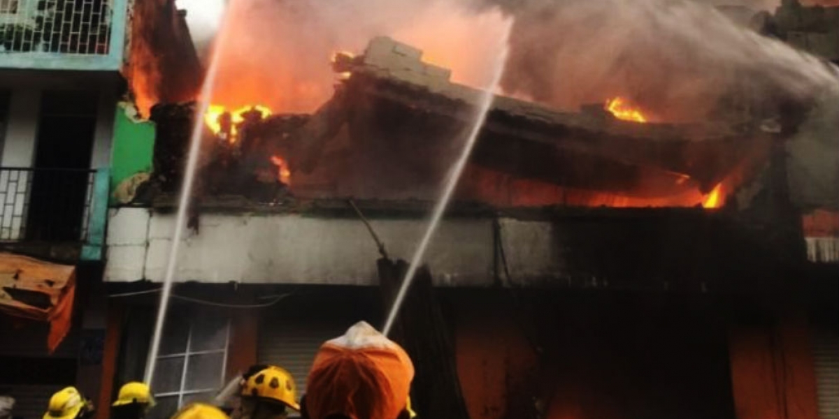 Todas las unidades de bomberos de Santa Marta y de municipios cercanos trabajaron hasta apagar las llamas.