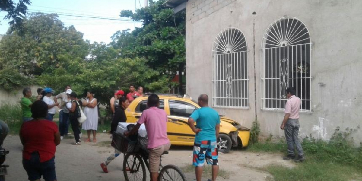 Taxi estrellado contra iglesia