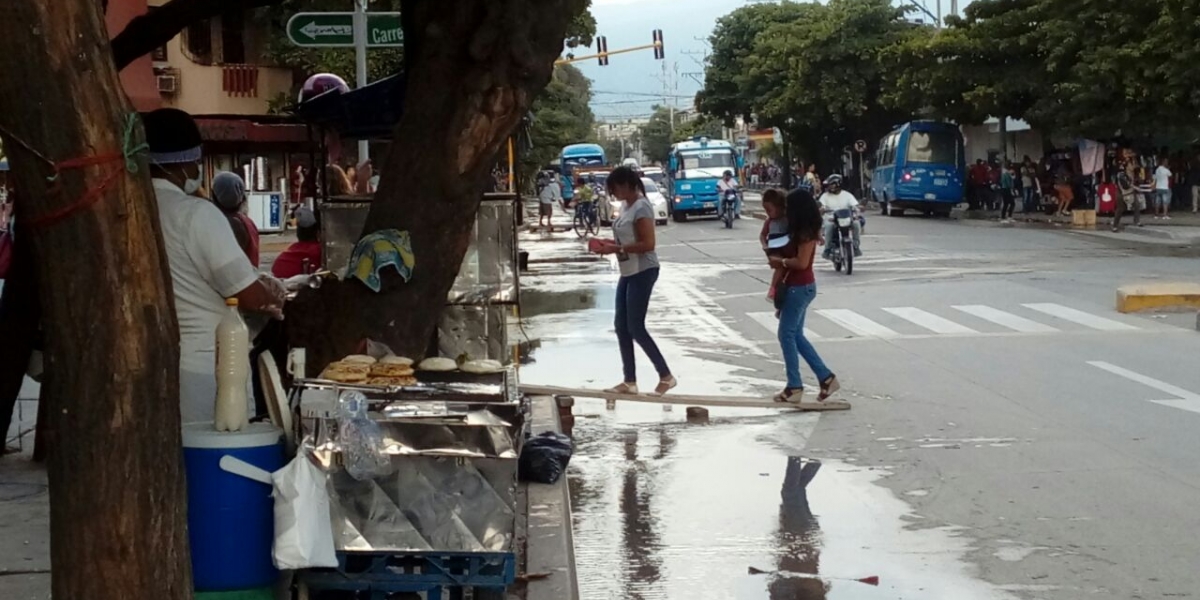 Algunas personas se rebuscan ofreciendo alternativas para cruzar la calle. 