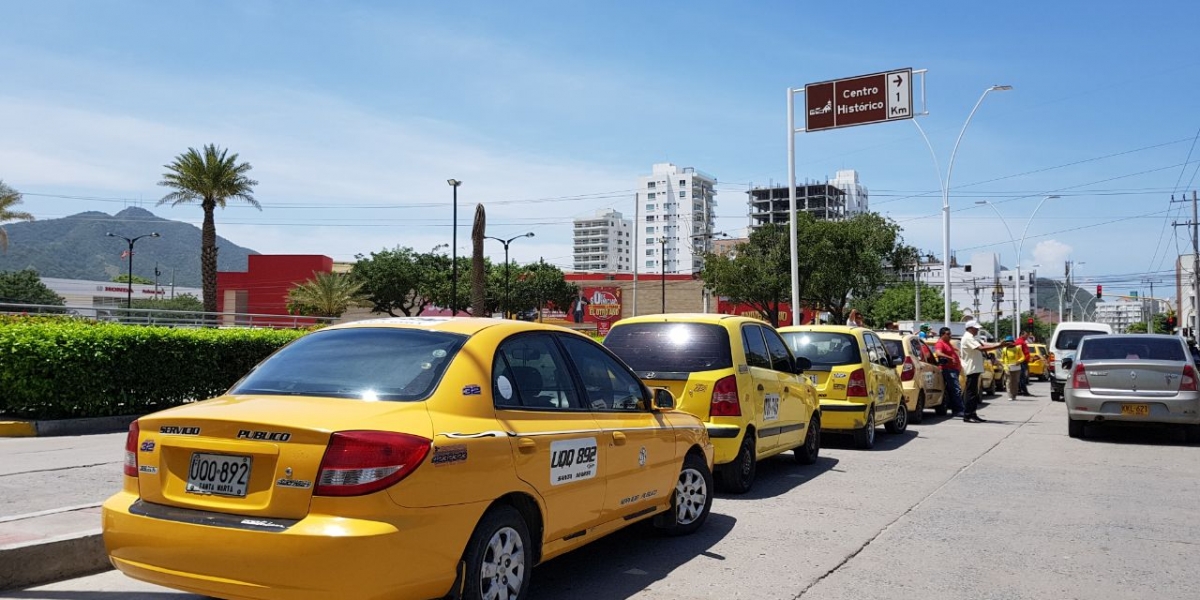 Cortesía. Por segunda vez los taxistas de Santa Marta salen a las calles a protestar por la falta de vías de evacuación.