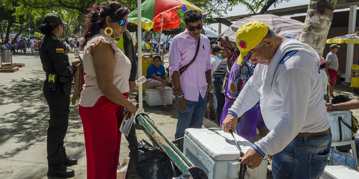 Alcaldía de Santa Marta. Operativo contra vendedores informales de almuerzos.