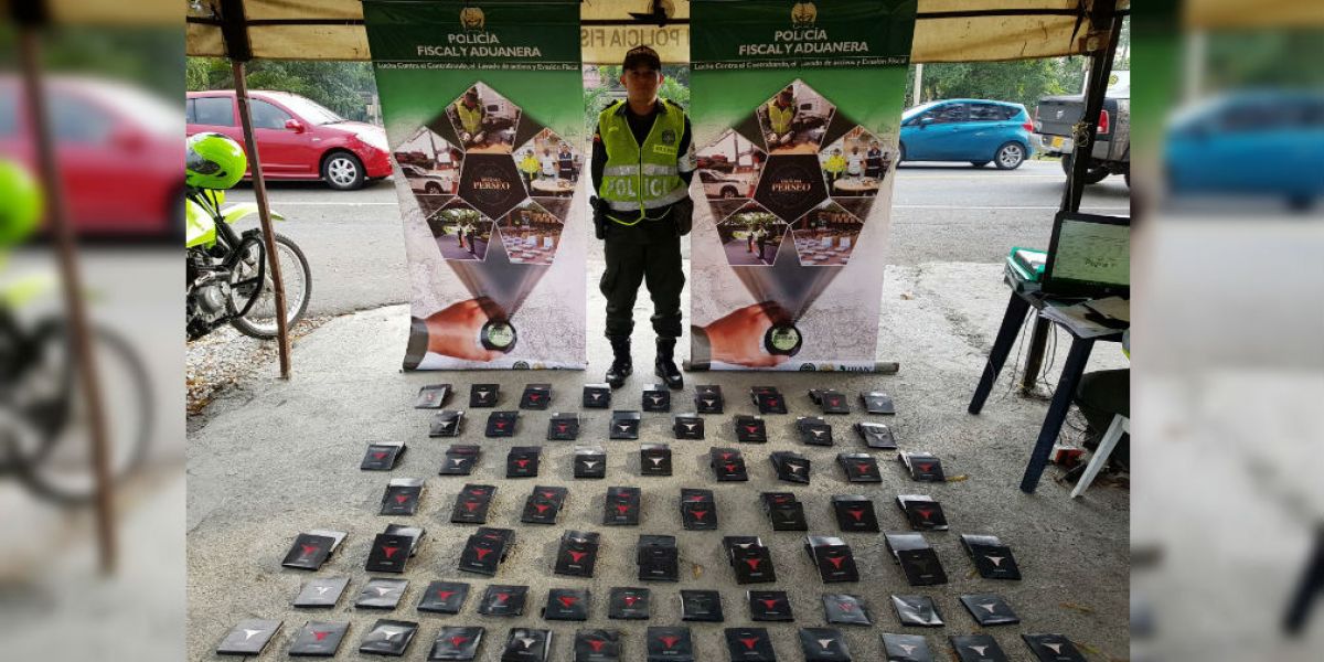 Parte de la mercancía aprehendida por la Policía.