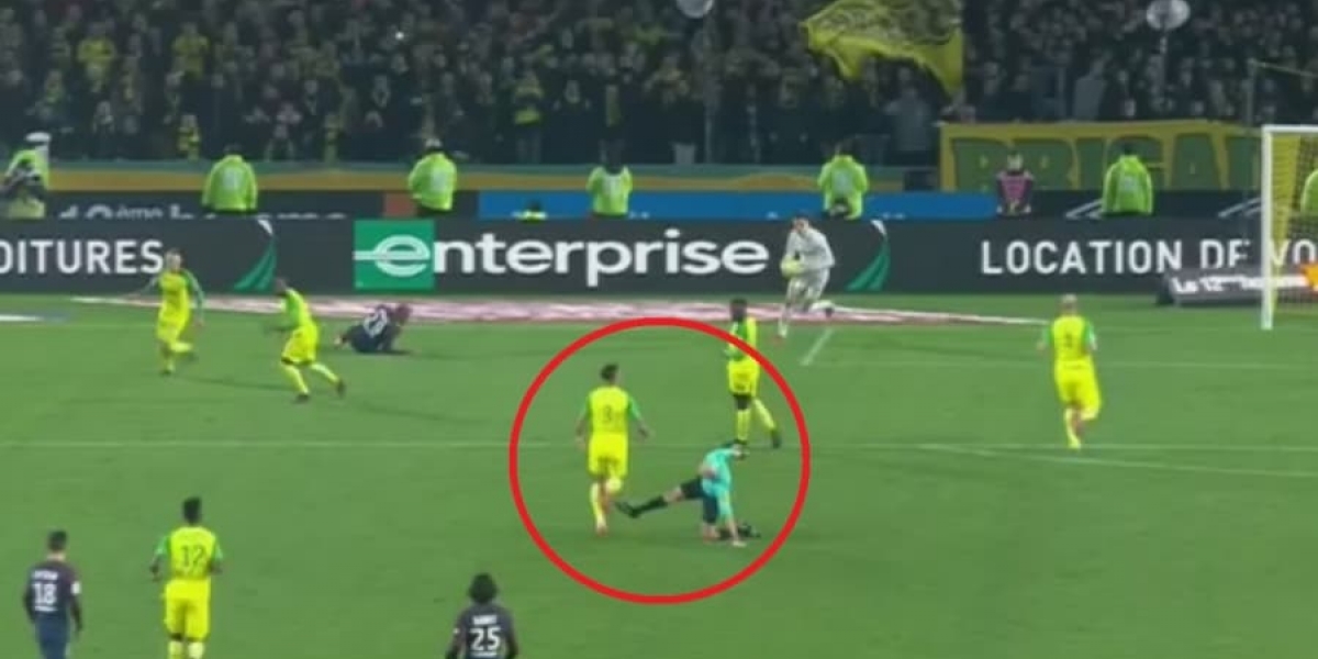 Momento exacto en que el árbitro lanza patada al defensor del Nantes.