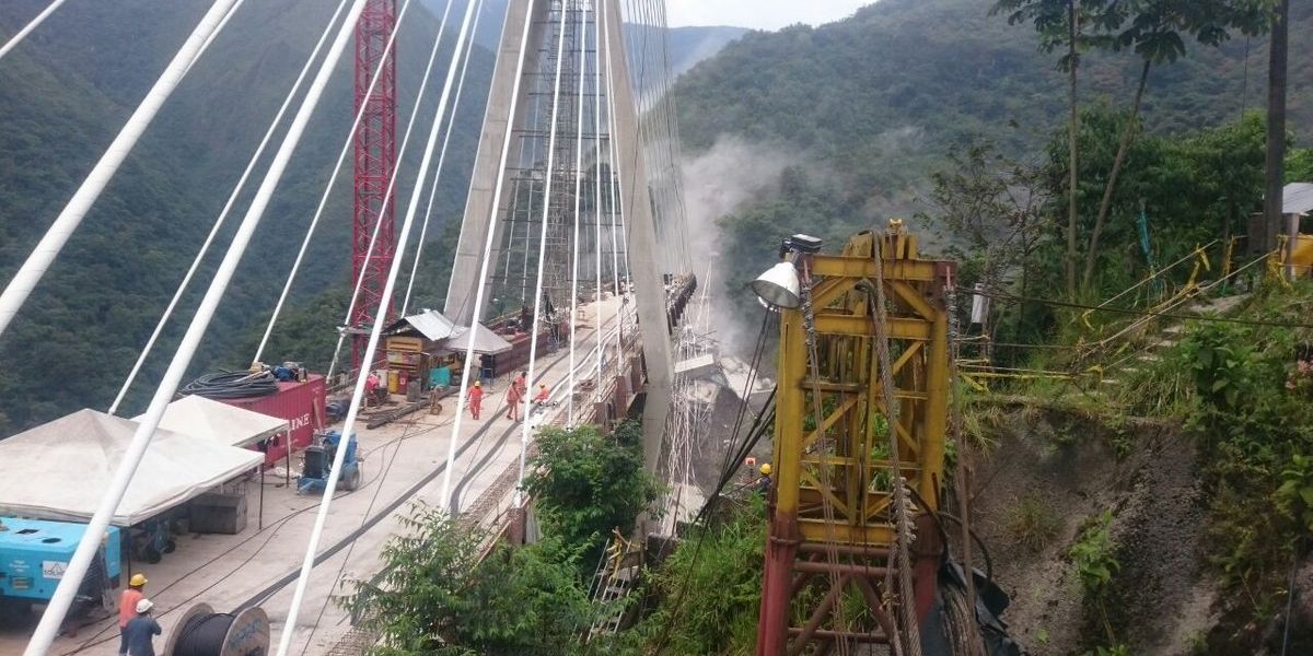 Caída de una torre en el puente Chirajara.