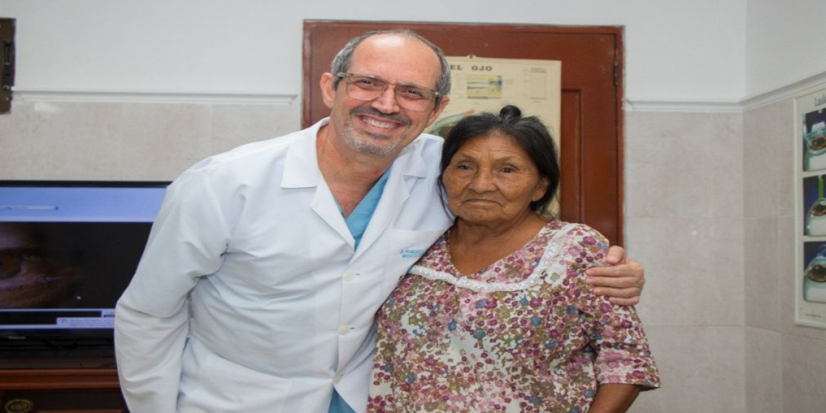 Escobar junto a Doña Leonida, una de sus pacientes. 