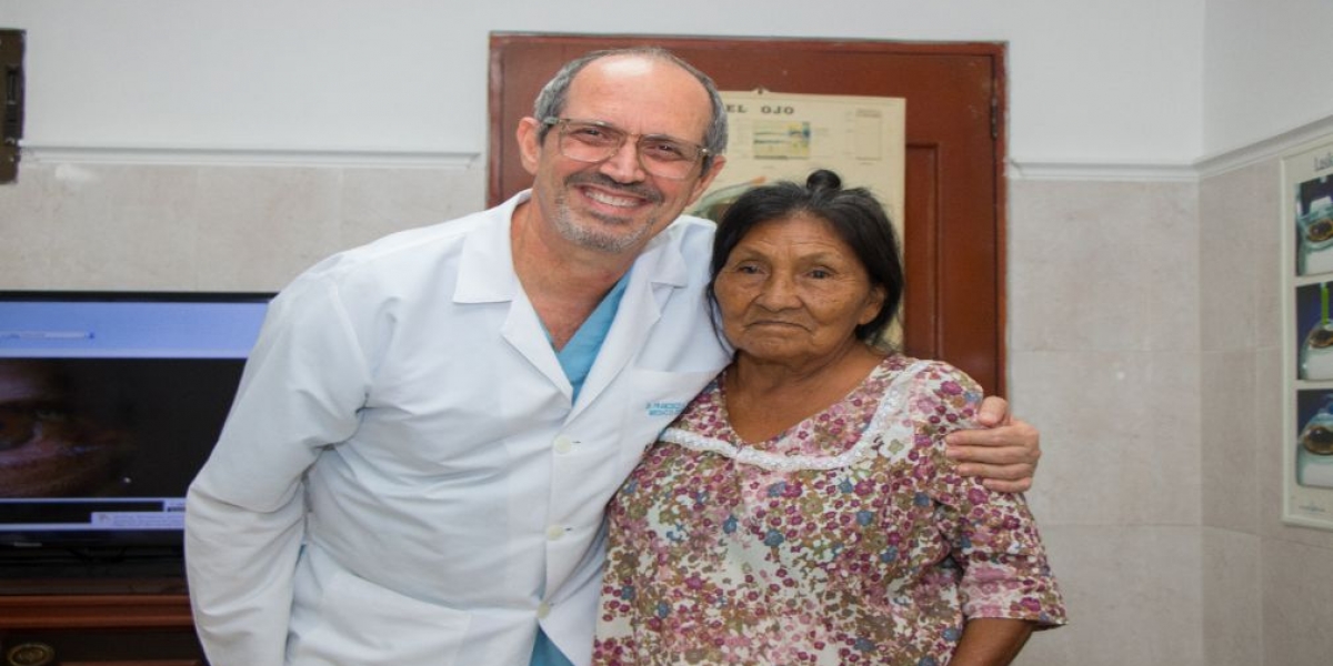Prensa Rubén Jiménez Escobar junto a Doña Leonida, una de sus pacientes.