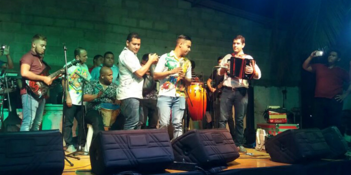 Cortesía. Luis Miguel Cotes en tarima junto a Héctor Julio Pavón.