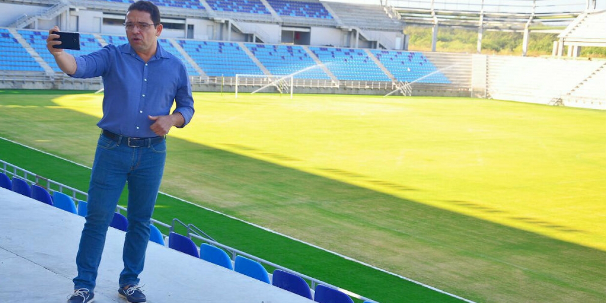 Alcalde Rafael Martínez durante su visita al Estadio Sierra Nevada.