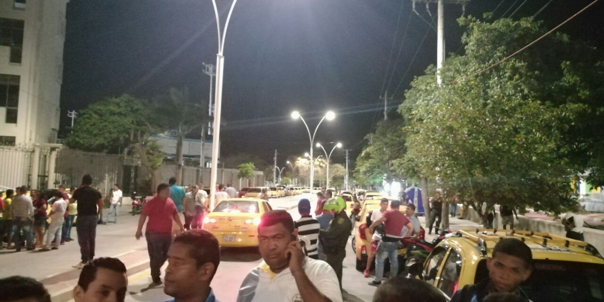 Decenas de taxistas llegaron hasta la clínica Mar Caribe para presionar la atención del compañero.