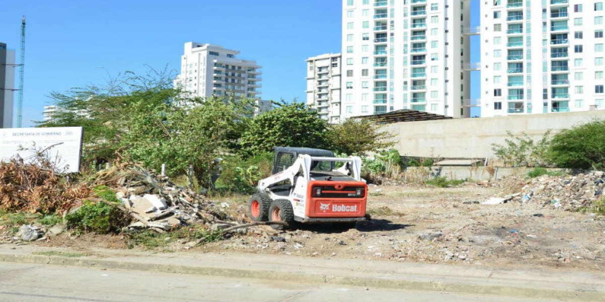 Alcaldía de Santa Marta. Hasta la fecha, 28 de 100 propietarios de lotes han sido procesados para que le den cumplimiento a la limpieza y cerramiento de sus propiedades.