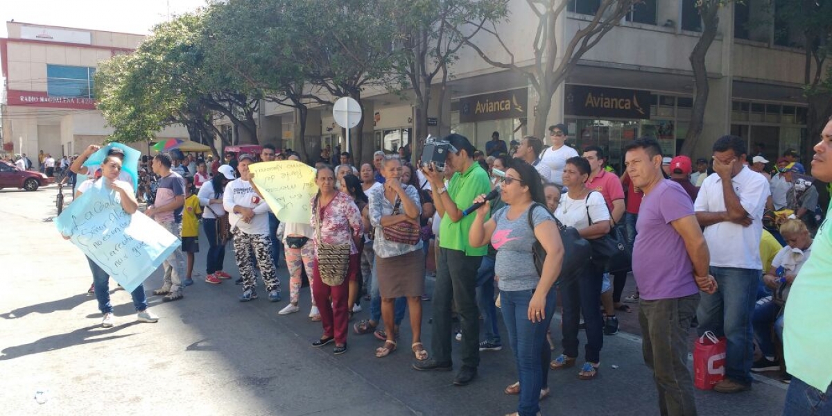 Protesta de vendedores del mercado frente a las instalaciones de la Alcaldía.