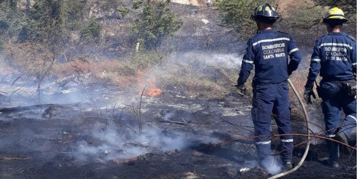 Bomberos atendieron emergencia en cercanías a la bomba Zuca. 