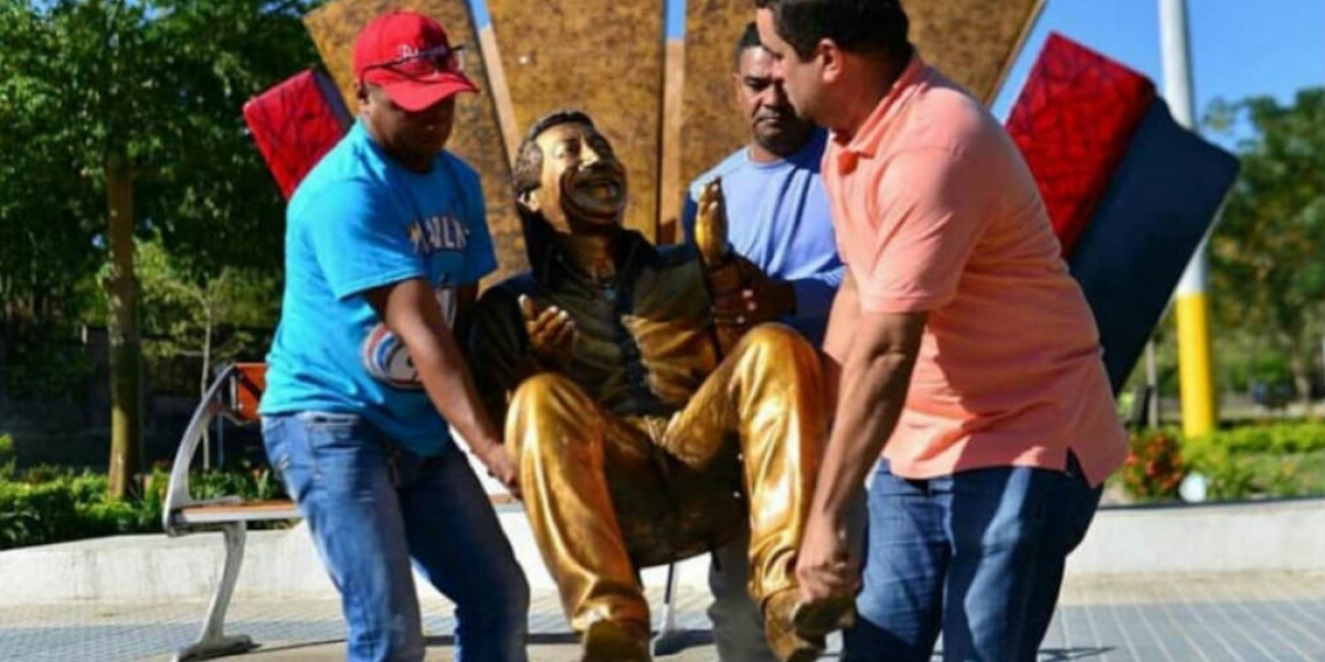 Momento en el cual trasladaban la estatua.