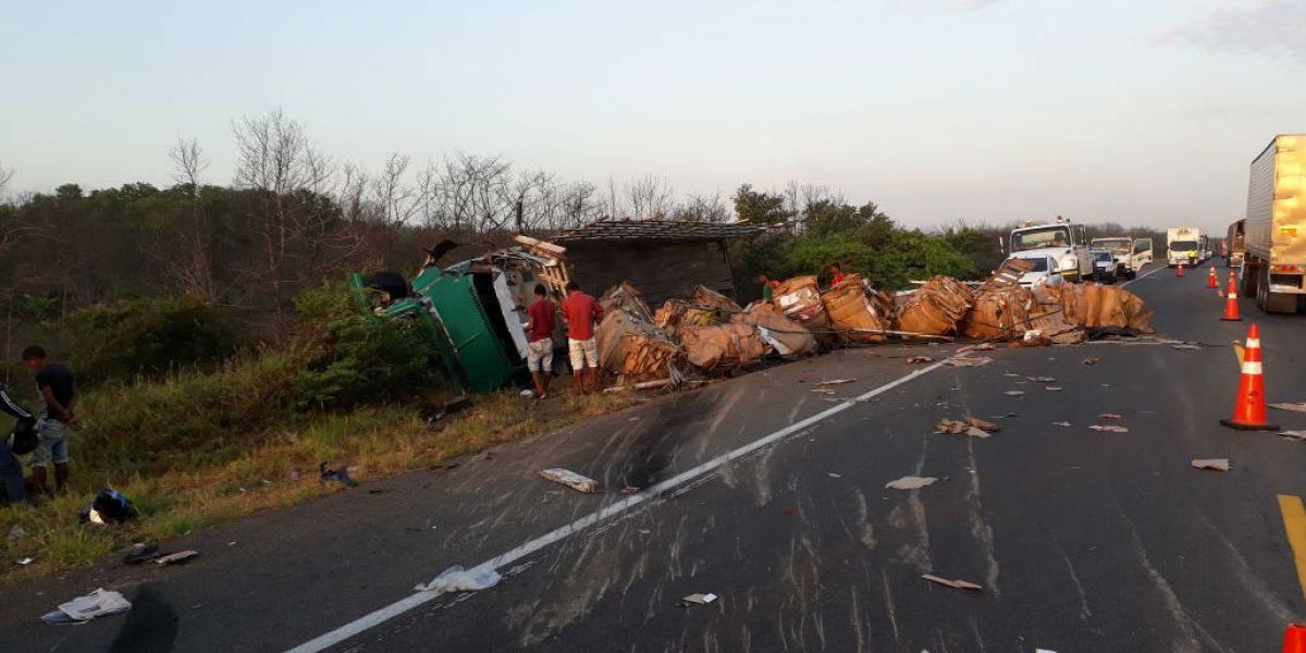 Una imprudencia al parecer le habría costado la vida a un motociclista en la mañana de este miércoles en la vía Santa Marta - Barranquilla. 