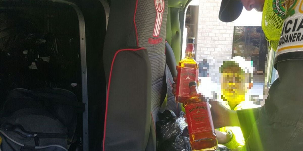 Prensa Policía Fiscal y Aduanera. Licor de contrabando.
