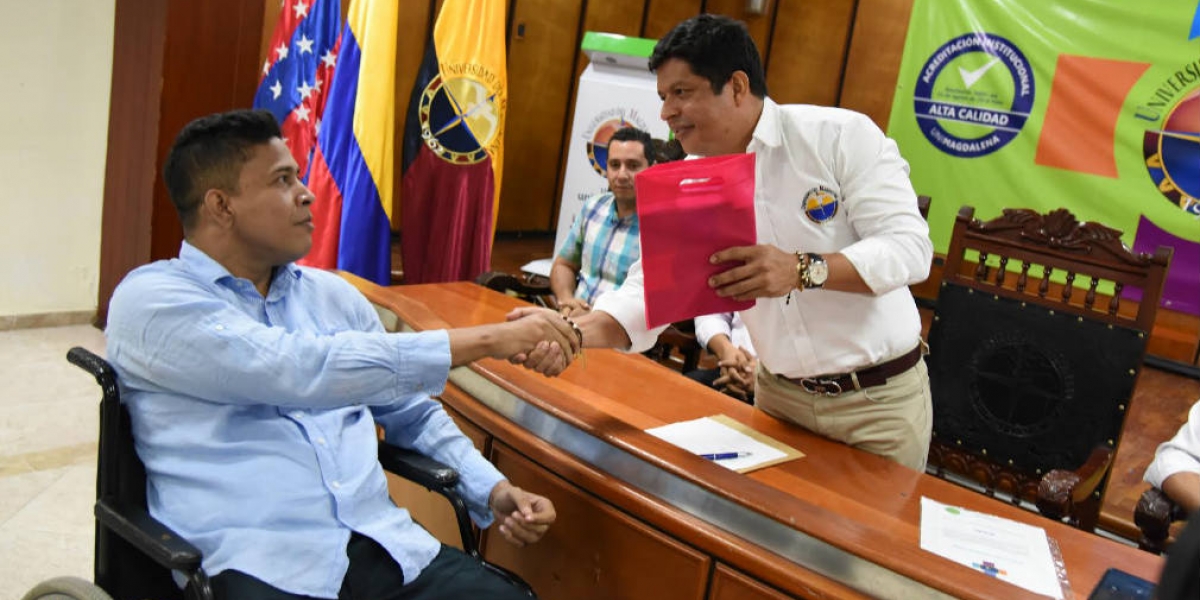 Prensa Universidad del Magdalena. Licenciado Jorge Apreza y Rector Pablo Vera.