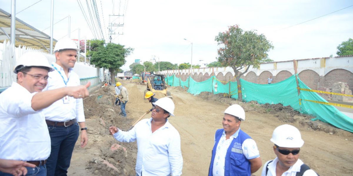 El alcalde de Santa Marta, Rafael Martínez, inspecciona obras de calle 22.