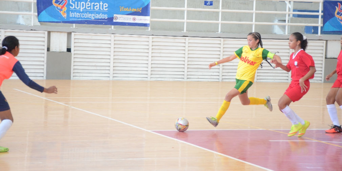 El fútbol de salón, en rama femenina, es uno de los deportes que engalanan por estos días a la ciudad, en los Juegos Supérate.