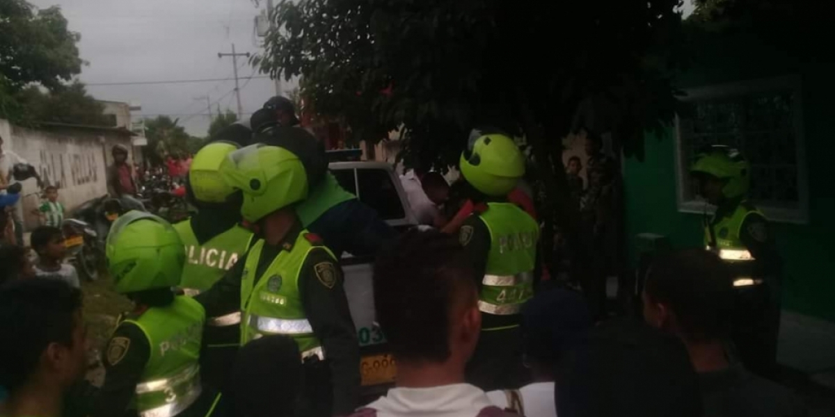 Policías intentando controlar la situación de orden público. 