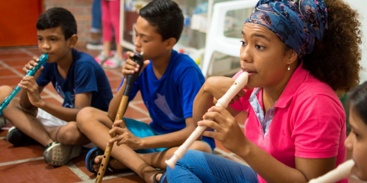 Niños recibiendo clase de musica