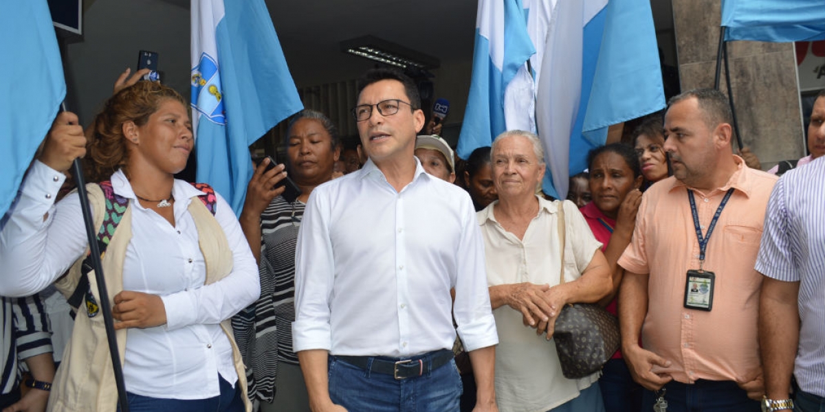 Carlos Caicedo al salir de la audiencia de imputación de cargos.