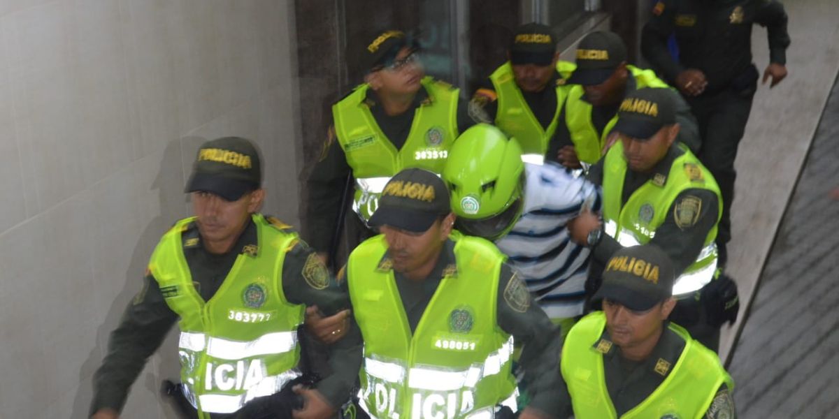 Momento en que Adolfo Arrieta García es sacado de la audiencia de imputación.