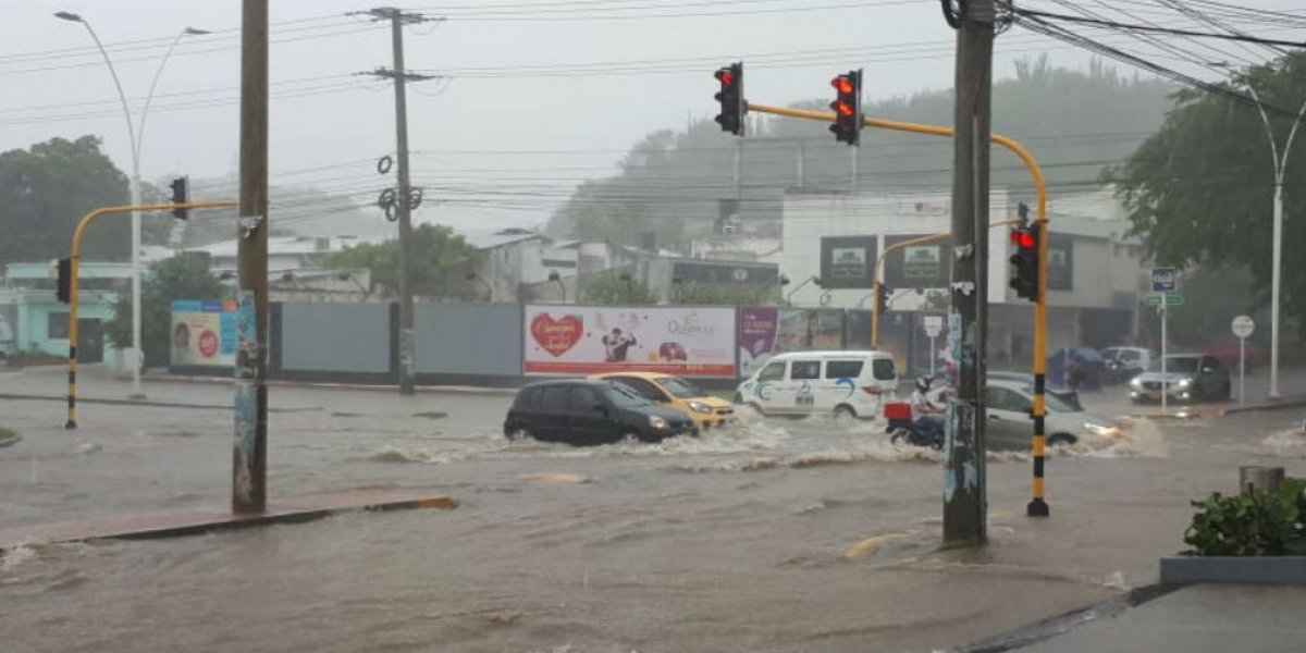 Varias vías de la ciudad colapsaron por el agua.