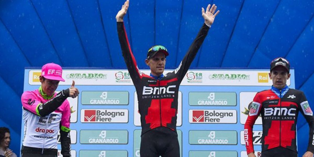 Rigoberto Urán, en el podio del Giro del Emilia.