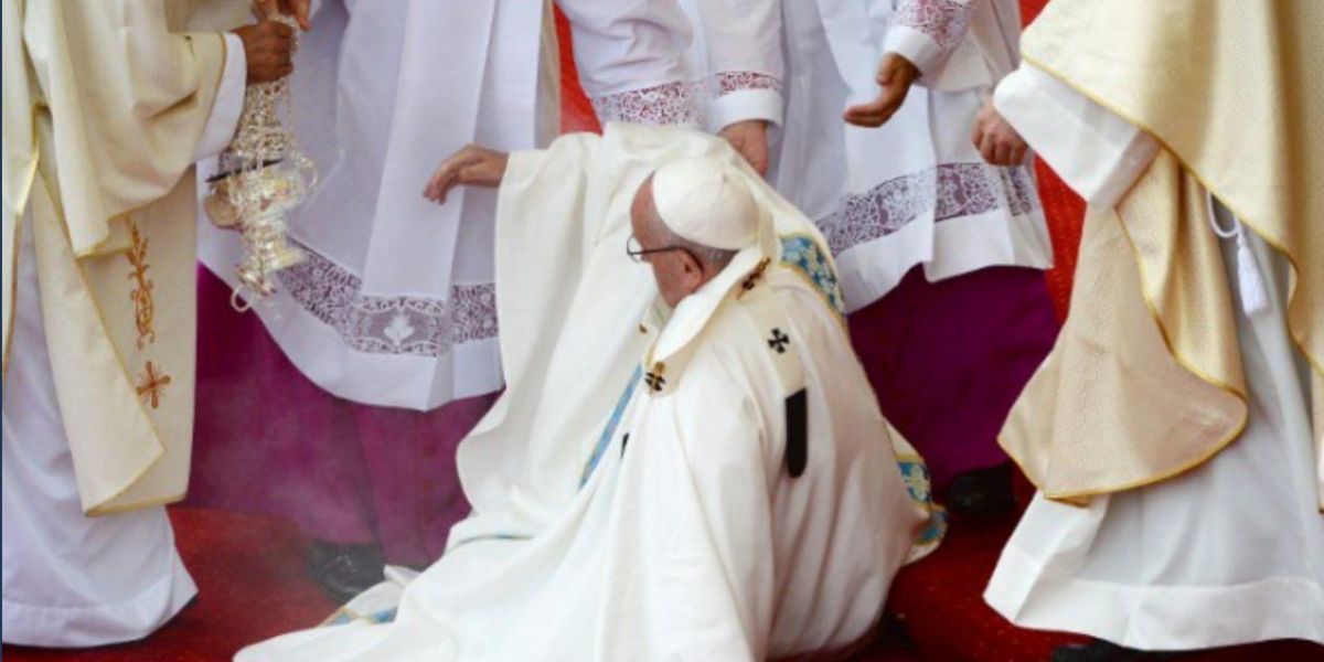  Foto para ilustrar, que corresponde a la caída del Papa Francisco en 2016.