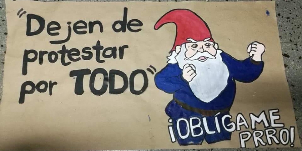 Facebook: Luis Santamaría. Pancarta con meme.