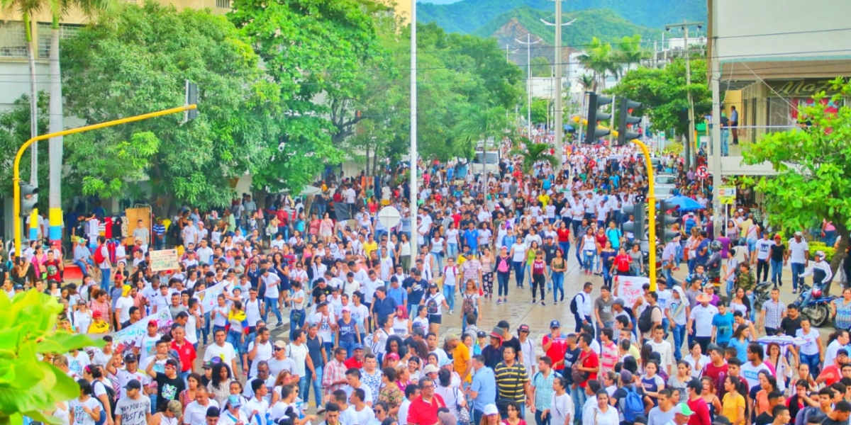 Aspecto de la manifestación en la carrera 5 con calle 22.