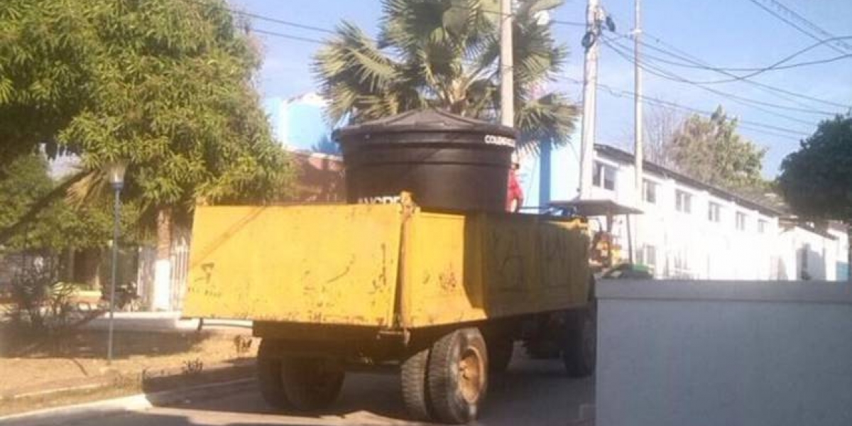 Hace un año esta imagen se hizo famosa en Santa Ana: el transporte de agua potable se hacía en un carro de la basura. 