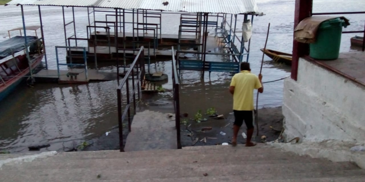 Hundimiento del Puerto Fluvial o boya azul de la localidad, la cual colapsó. 