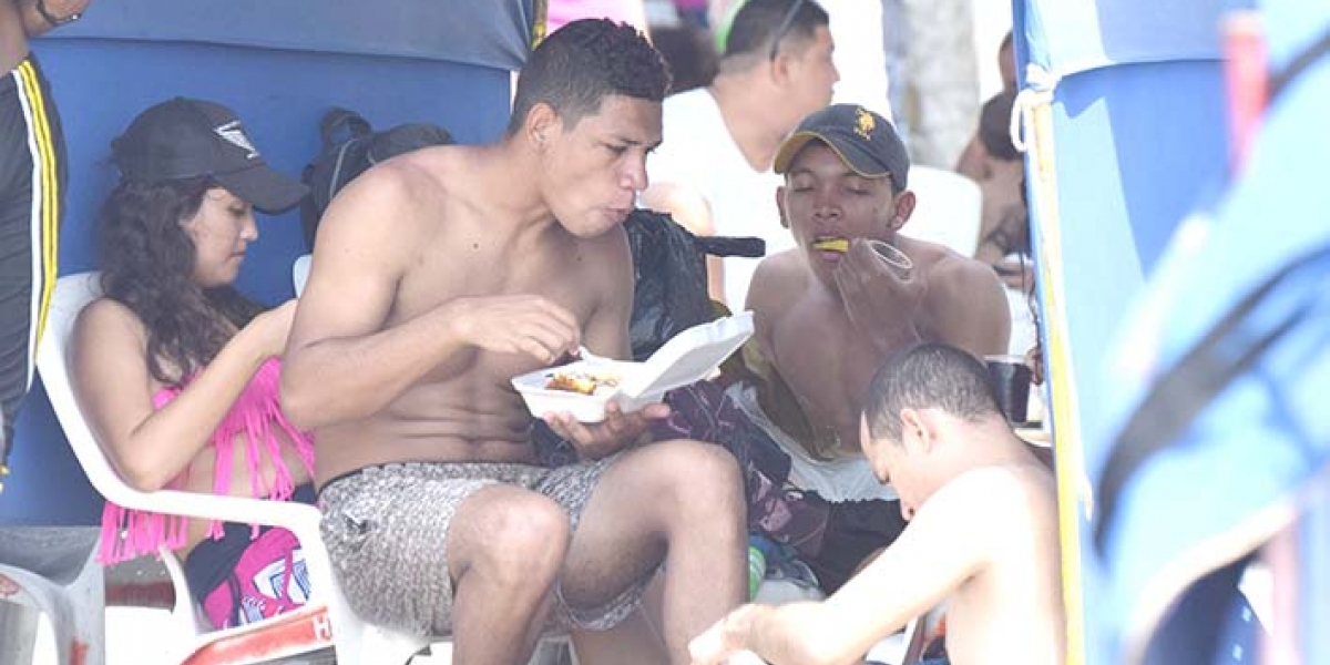 El consumo de alimentos y bebidas en las playas de Santa Marta está prohibido. 