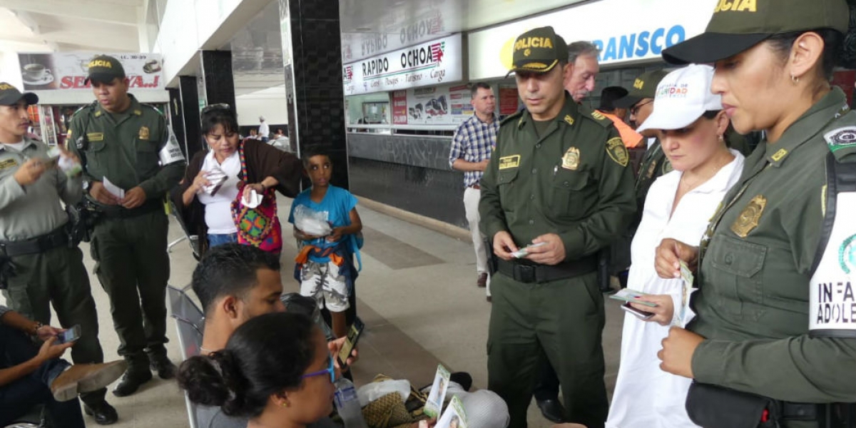 Entrega de volantes por parte de la Policía.