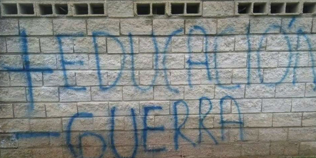 Facebook Anderson Marín Vidal Mensaje pintado en las instalaciones de la Universidad del Magdalena.