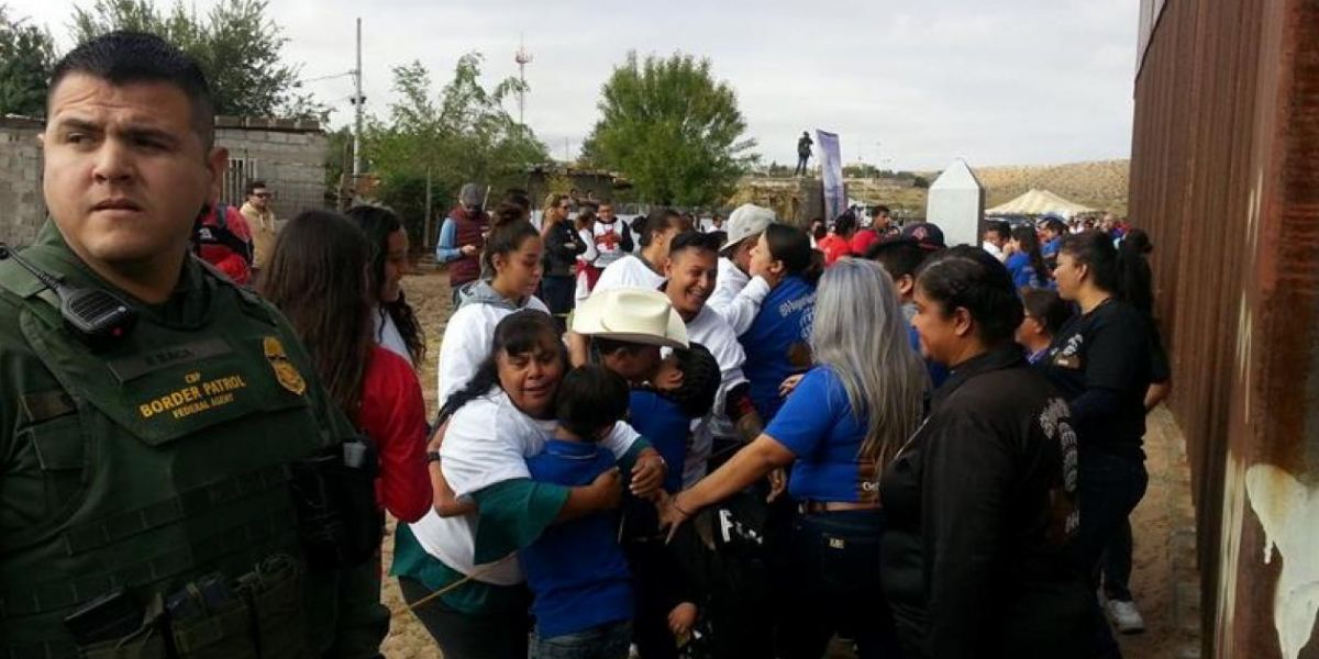 Los miembros de una familia se reencuentran por cuatro minutos frente al muro fronterizo entre Estados Unidos y México, en Sunland Park (Estados Unidos)