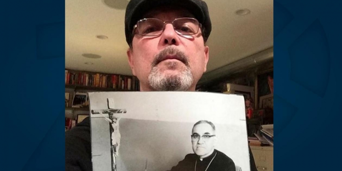 Rubén Blades con una imagen del santo Oscar Arnulfo Romero.